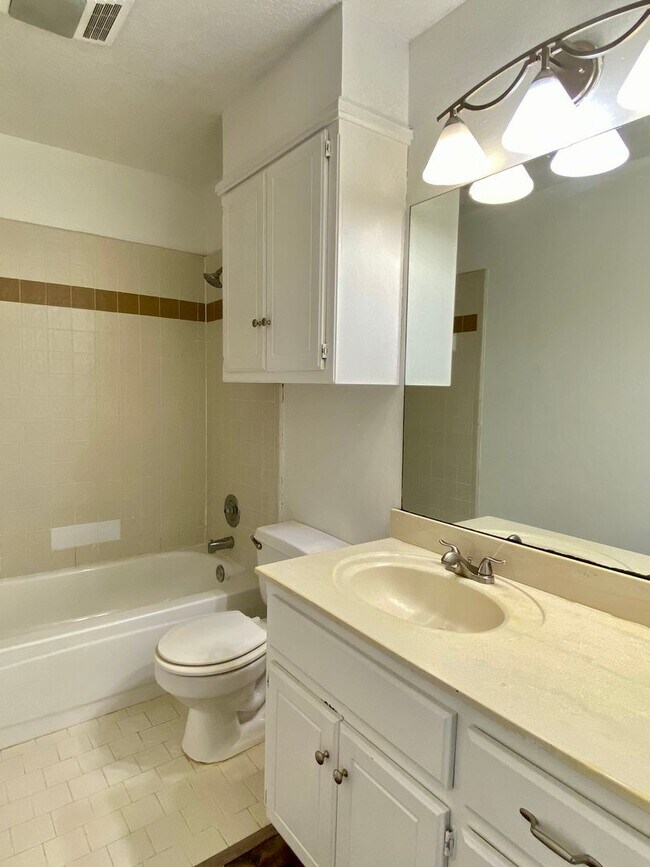 Building Photo - Great 3 bed 2 bath home in Edmond!