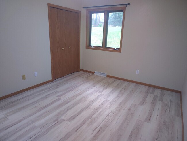 Building Photo - 701 Iroquois Ct