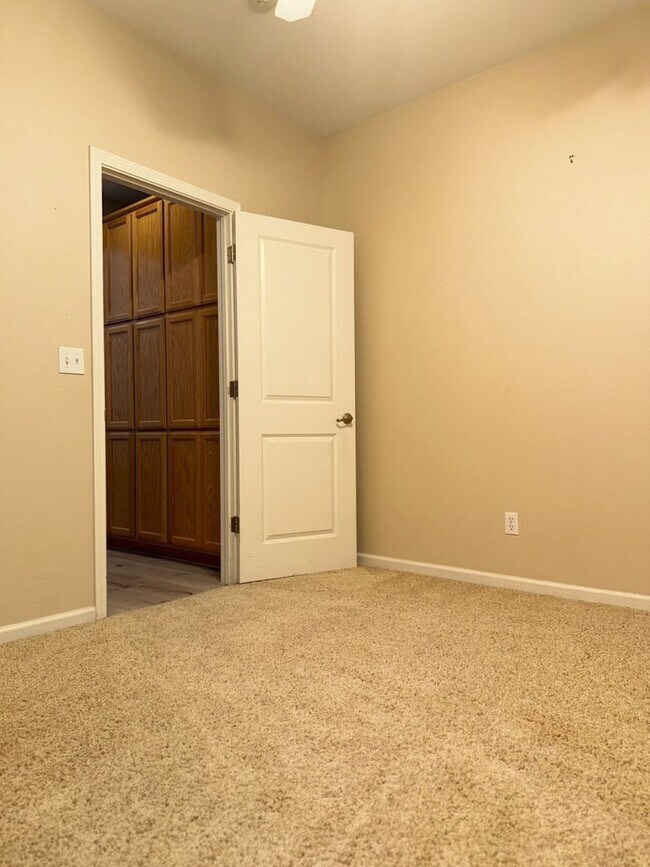 Building Photo - Polished and Chic 4/2 Available NOW!!