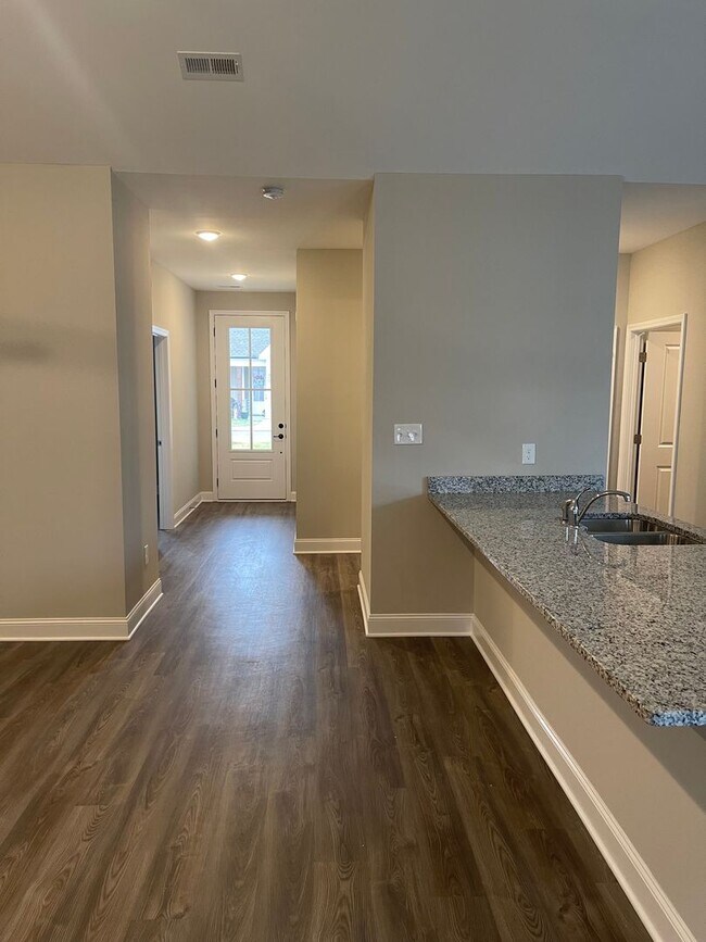 Building Photo - 2-Bedroom Townhome in Lenoir City