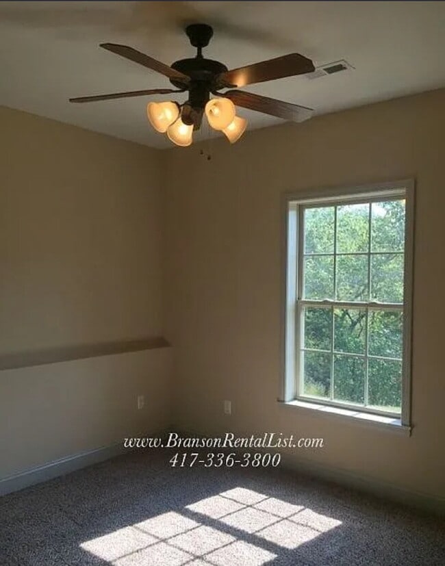 Building Photo - Fresh New Look - 4BR 21/2 Bath