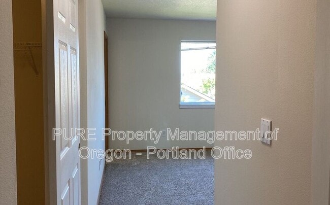 Building Photo - 15617 NE Milton Pl