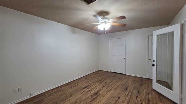 Building Photo - 10635 Royal Cavins Dr