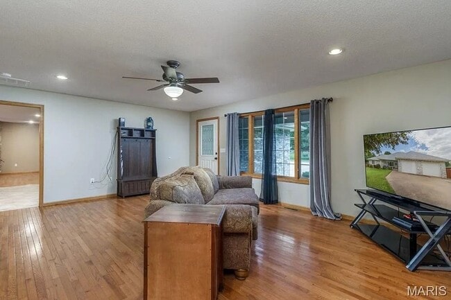 Building Photo - OCTOBER SPECIAL!!!!! 3 BEDS 2 BATH HOME