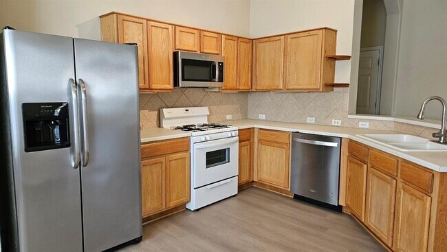 Building Photo - 652 Columbine Ave
