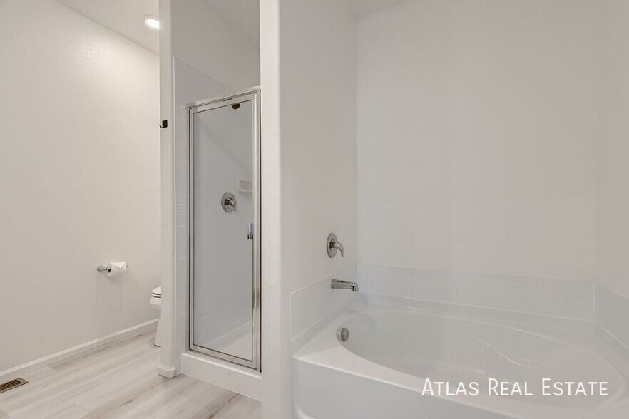 Building Photo - 987 Cascade Falls St