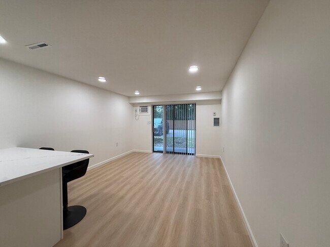Building Photo - 2 Greenbriar Dr