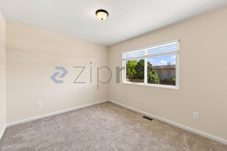 Building Photo - Unit