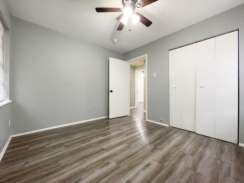 Building Photo - 1118 La Porte Dr