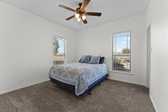 Building Photo - 1400 N Redondo Ave