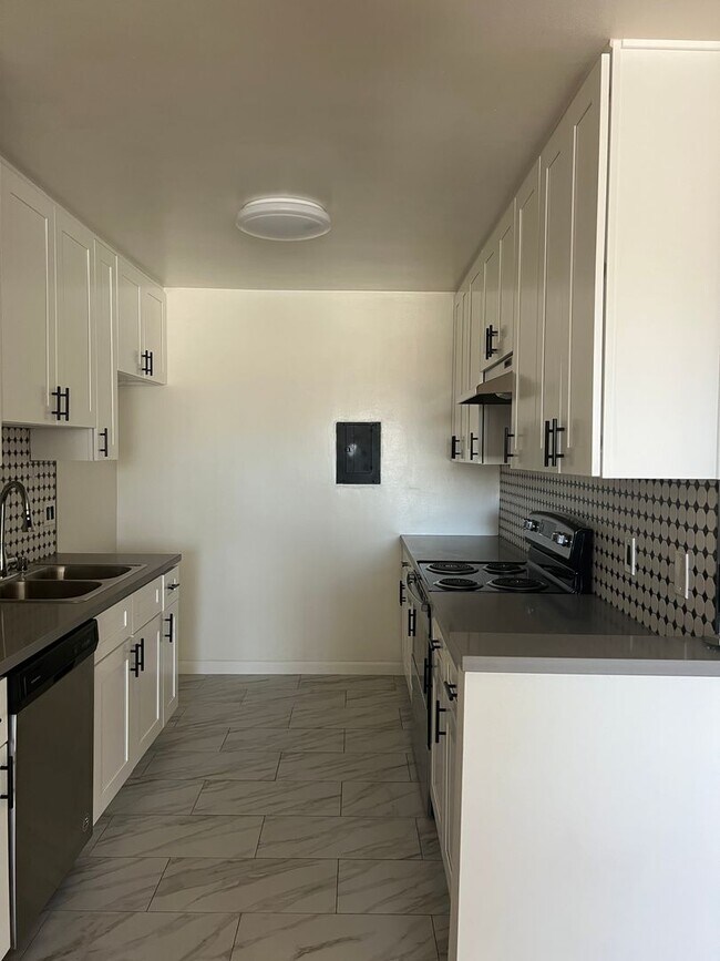 Building Photo - 1 Month Free! Modern 1-Bedroom Apartment i...