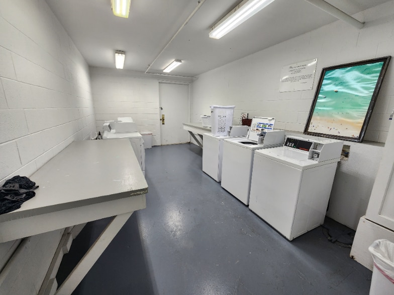 Building Photo - 201 S Stillman St