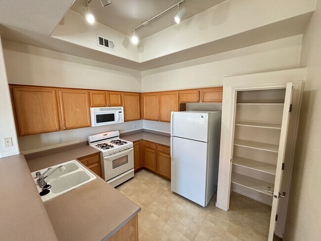 Building Photo - Beautiful 2Bed/2Bath Condo located in Henderson's Mission Ridge gated Community
