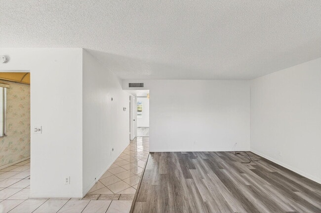 Building Photo - 180 Flanders C