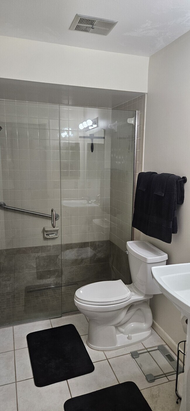 Guest Bathroom - 1400 Tarpon Woods Blvd