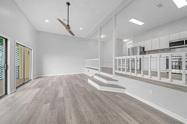 Building Photo - 1216 Lake View Dr