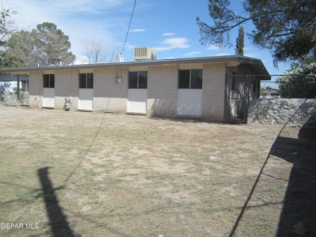 Building Photo - 305 Corvena Way