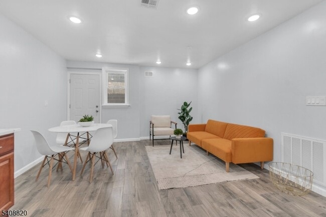 Building Photo - 4 1st St