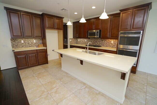 Building Photo - River Village 4 Bedroom Home in Santa Clarita.