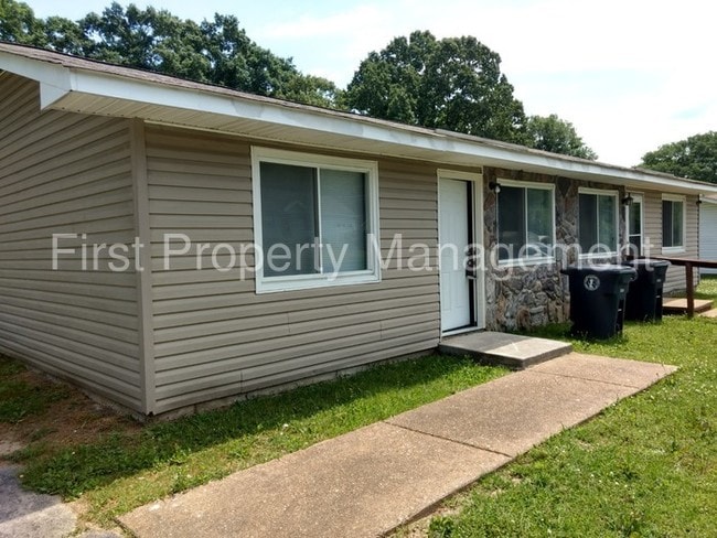 Building Photo - 2 bedroom 1 bath Duplex East Ridge
