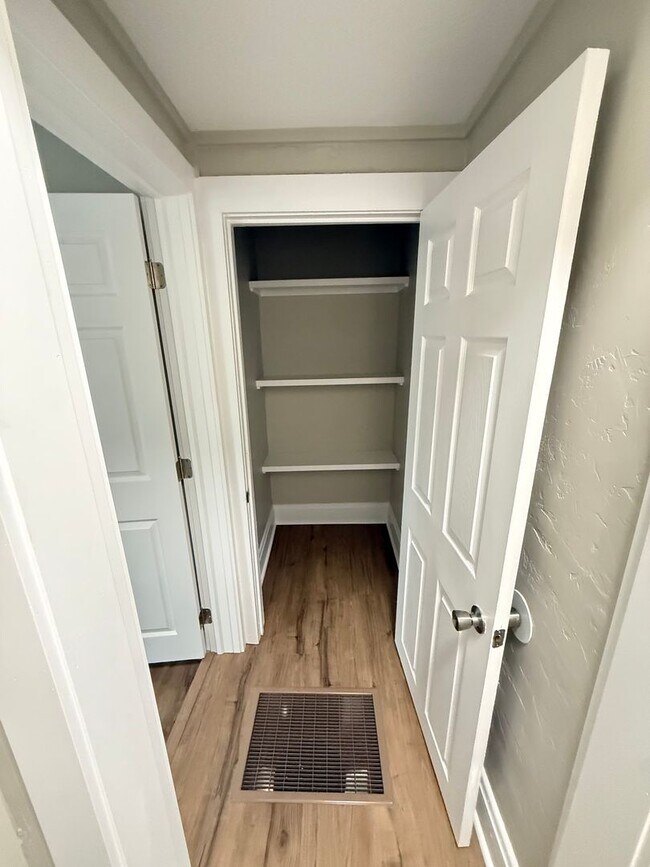 Building Photo - 823 N Main Ave