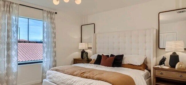 Building Photo - 322 NE 1st Ave