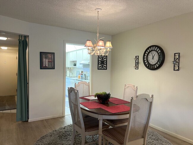 Building Photo - 2BR/2BA Ground Level Condo in Venice Ave C...