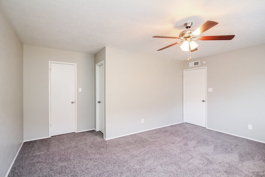 Building Photo - 902 Live Oak Dr