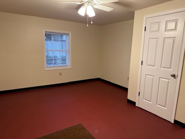 Building Photo - Fully Renovated Basement Apartment