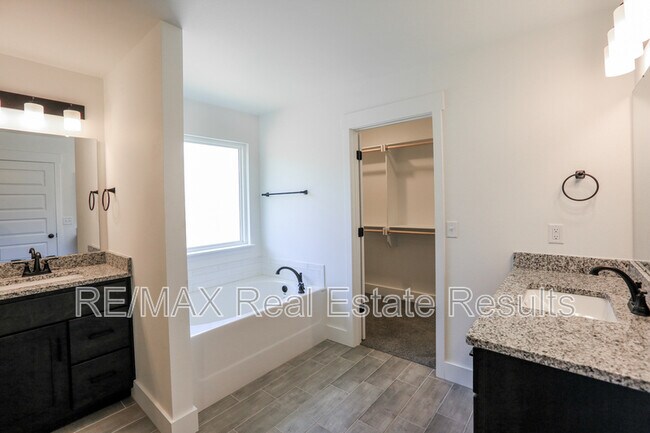 Building Photo - 1510 Emmerson St