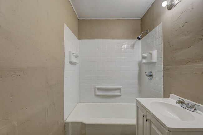 Building Photo - 3 Bed 2 Bath close to OU Med Center