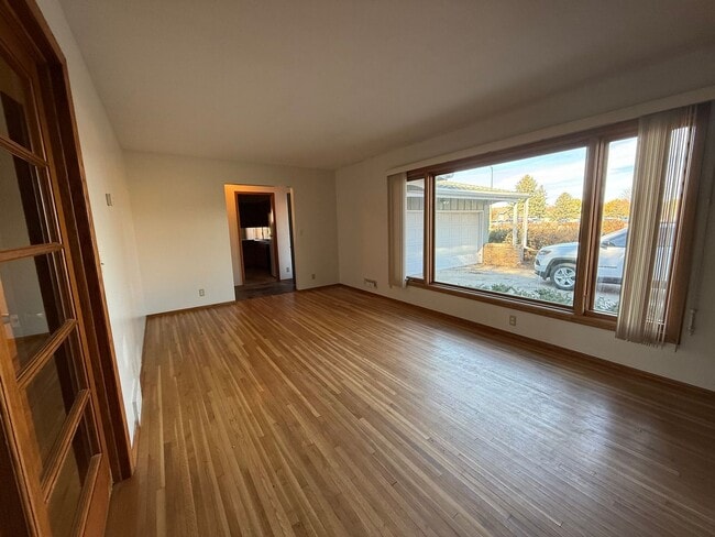 Building Photo - 3 Bed 2 Bath