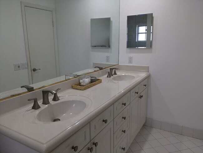 Building Photo - 90 SW 5th Ave