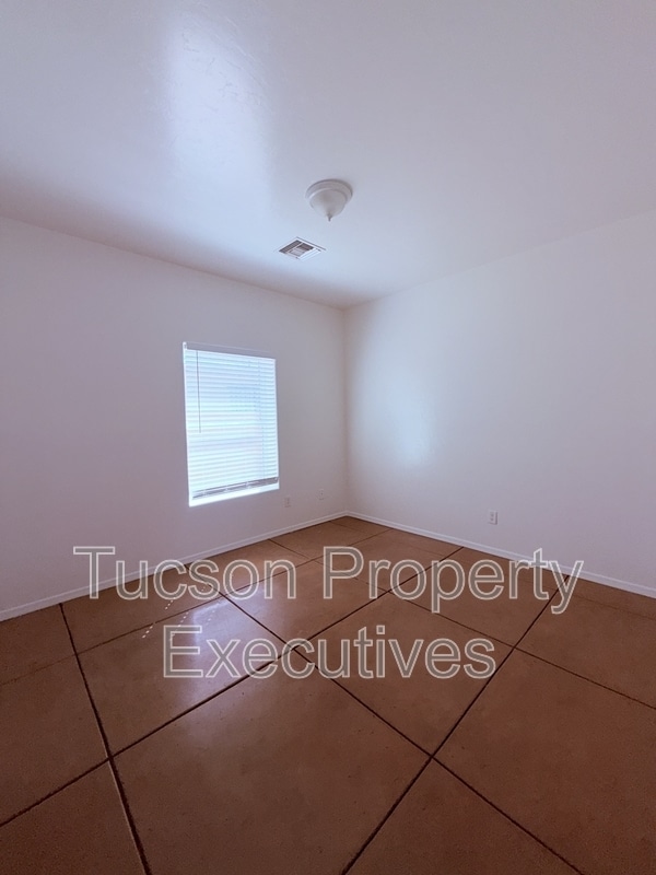 Building Photo - 324 W 23rd St