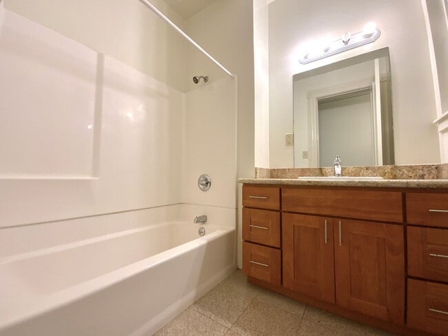 Building Photo - SPACIOUS 4BR! Laundry IN-UNIT! Great Locat...