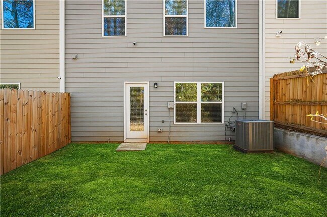 Building Photo - 2070 Ravencliff Dr