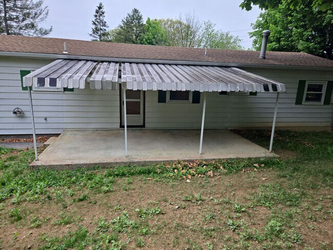 Building Photo - 3 Bed / 1.5 Bath Single-Family Home – Near Shippensburg Borough
