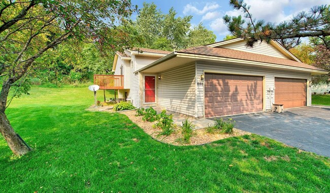 Building Photo - 880 Pontiac Ln