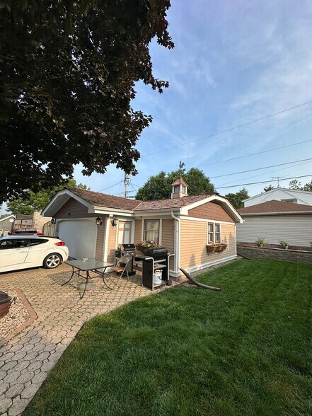 Building Photo - 9036 W Howard Ave