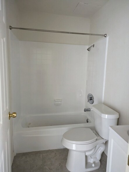 Building Photo - 3332 Drew St