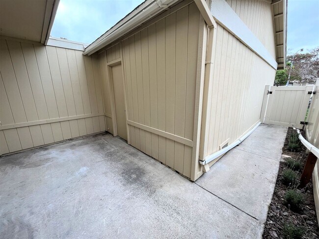 Building Photo - Light & Bright, Remodeled 3BD/1.5BA w/ 1 Car Garage, Comm Pool, Park and Greenbelts