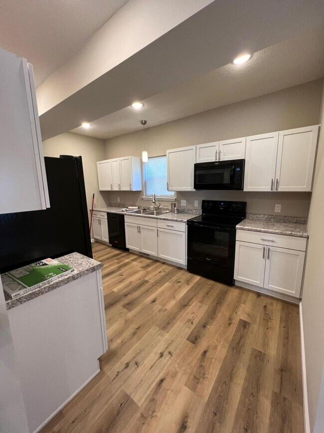 Building Photo - Beautifully Updated 4 Bed 2.5 Bath House!