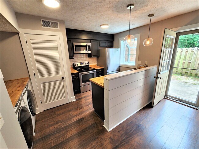 Building Photo - COMING SOON... Beautiful 2BR/1.5BA Townhouse in Hermitage Meadows!