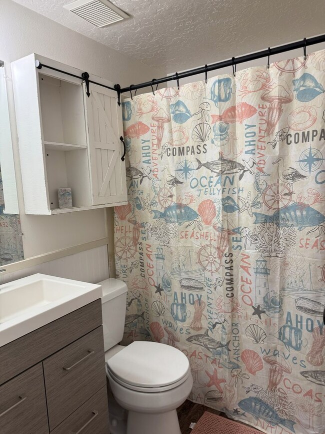 Building Photo - Charming 3-Bedroom Home with Modern Update...