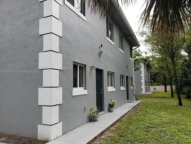 Primary Photo - 14000 NE 2nd Ave