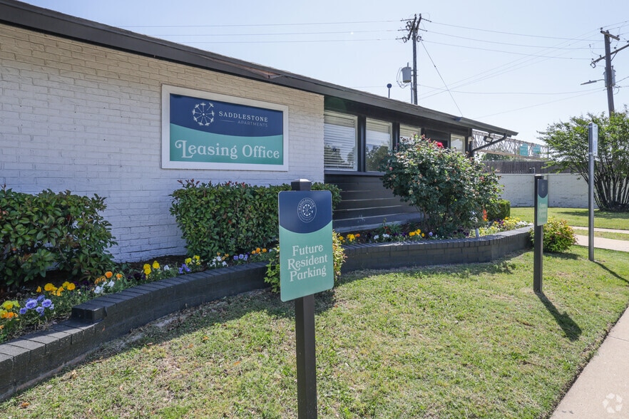 Primary Photo - Saddlestone Apartments