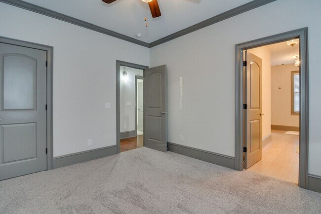 Building Photo - 3057 Leaning Oak Way