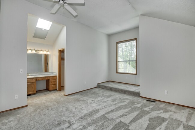 Building Photo - Beautiful cul-de-sac home, with fenced in yard