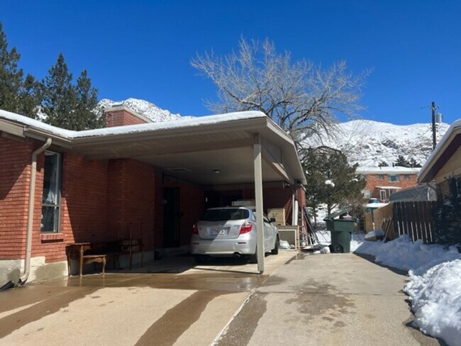 Building Photo - Beautiful apartment close to trails