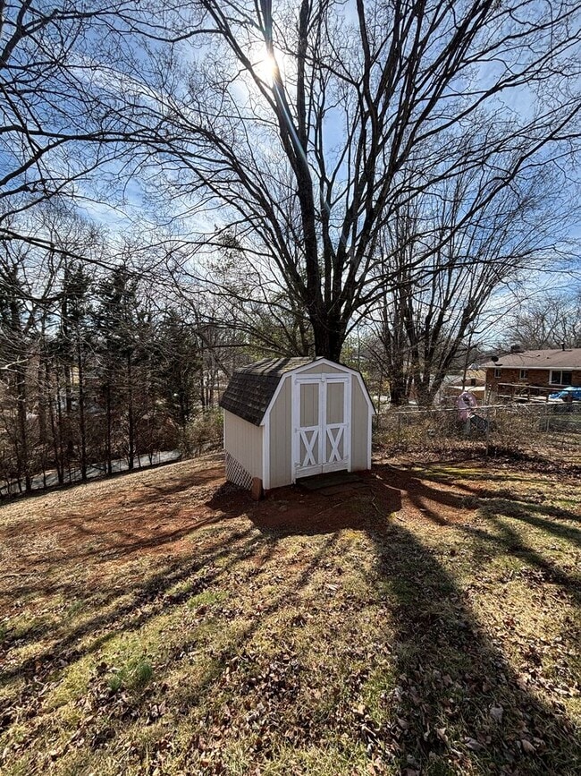 Building Photo - 449 Missimer Ln